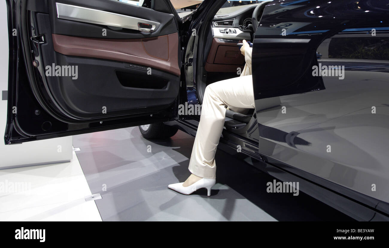 63. internationalen Automobil-Ausstellung (IAA): Frau sitzt in einem Auto des Automobilherstellers BMW Stockfoto