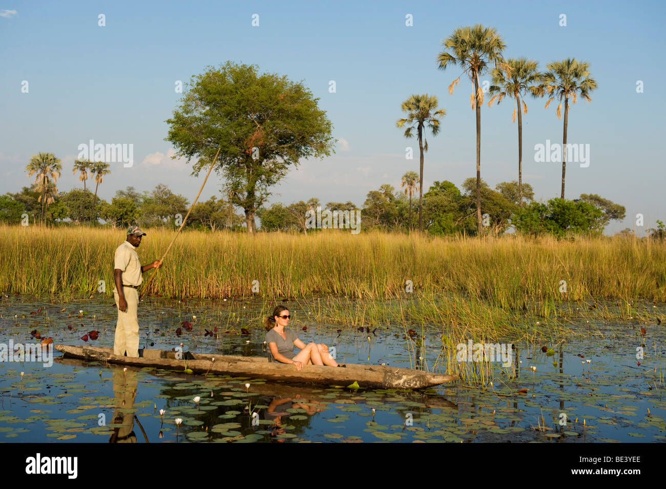 Touristen auf Mokoro Trip, Okavango Delta, Botswana Stockfoto