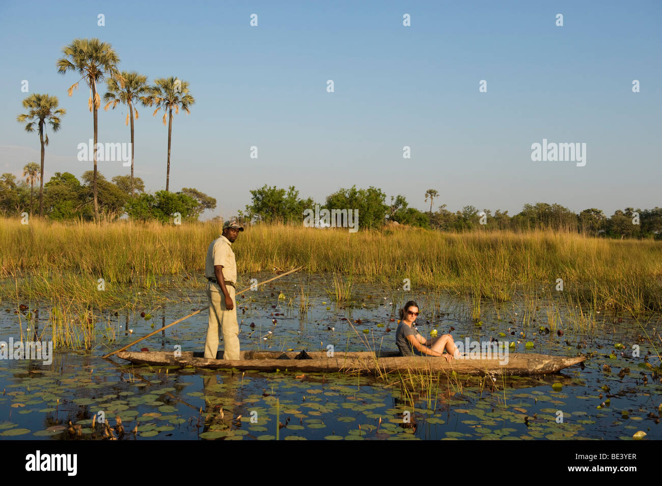 Touristen auf Mokoro Trip, Okavango Delta, Botswana Stockfoto