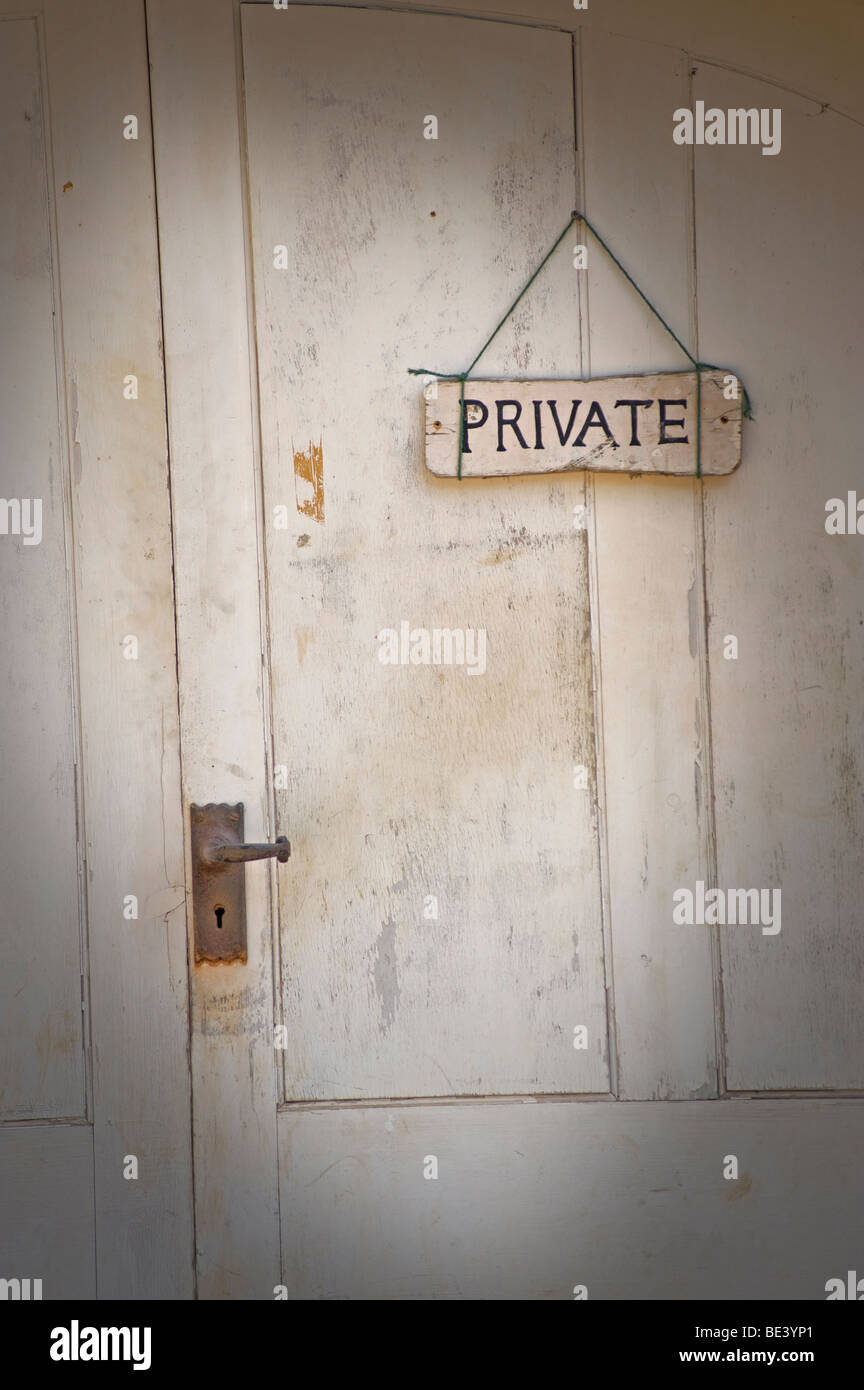Private Schild an weiß lackierte Tür mit abblätternde Farbe Stockfoto