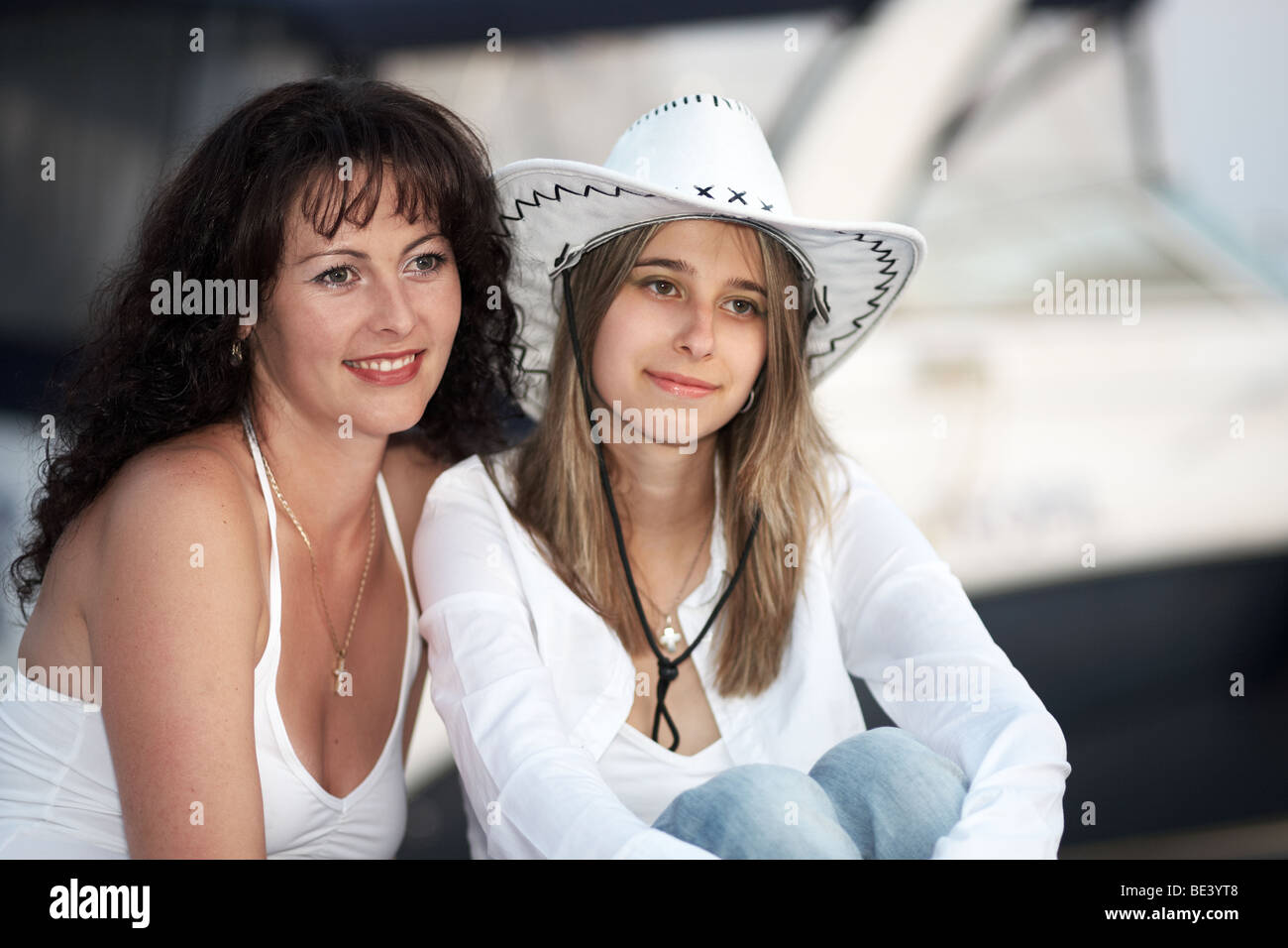 Zwei junge Frauen vor einer yacht Stockfoto