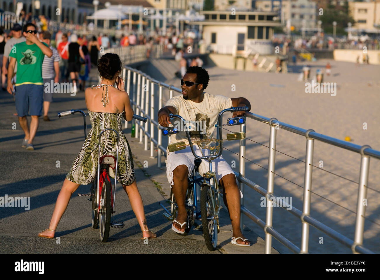 Ein paar Reiten Dragster Fahrräder auf der Promenade am Bondi Beach. Sydney, New South Wales, Australien Stockfoto