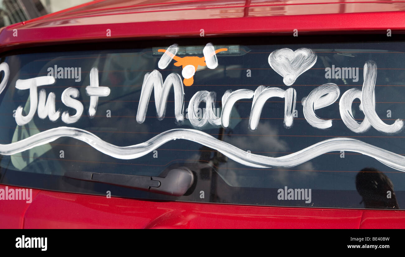Frisch verheiratete Zeichen in der Heckscheibe des Autos USA Stockfoto