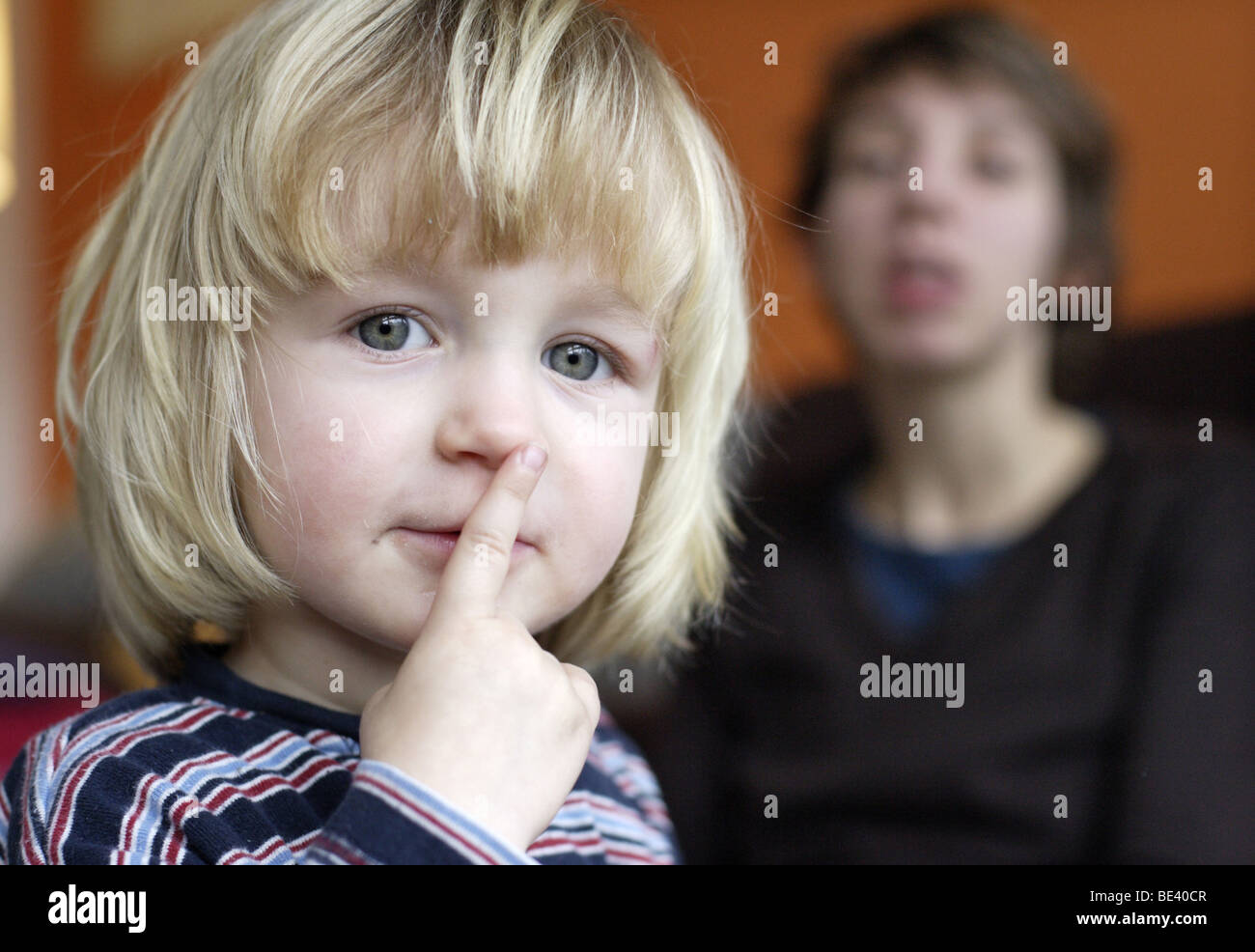 Junge Haelt Den Finger Vor Den Mund Stockfoto