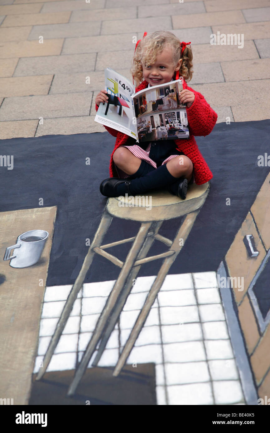 Kleine Mädchen und Trompe l ' oeil, Piccadilly Circus London 2 Stockfoto