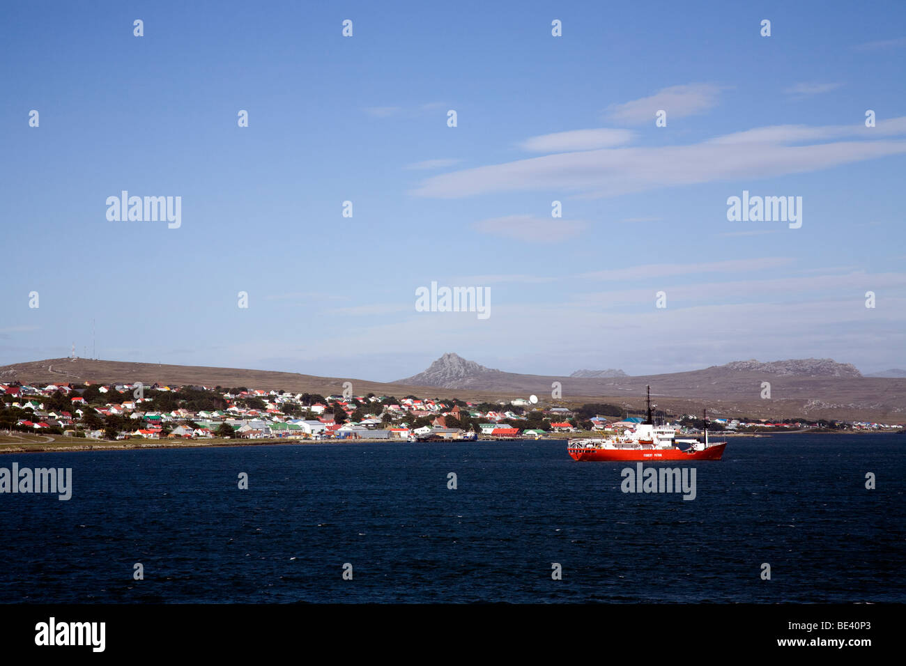 Port Stanley, Falkland-Inseln, mit Fischerei-Schiff im Hafen Stockfoto