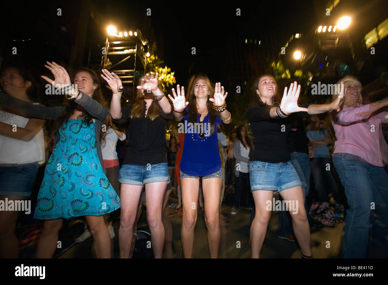 Eine Menschenmenge tanzt "The Sydney" Martin Place während der jährlichen Sydney Festival Premiere.  Sydney, New South Wales, Australien Stockfoto