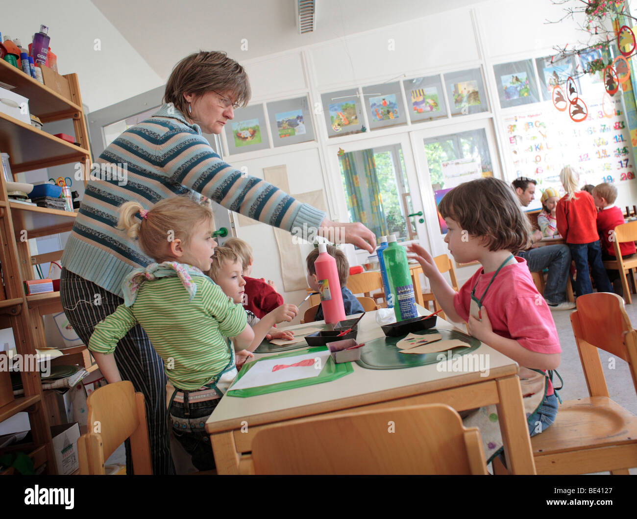 KINDER TUN HANDWERK ARBEITEST DU KINDERTAGESSTÄTTE. Stockfoto