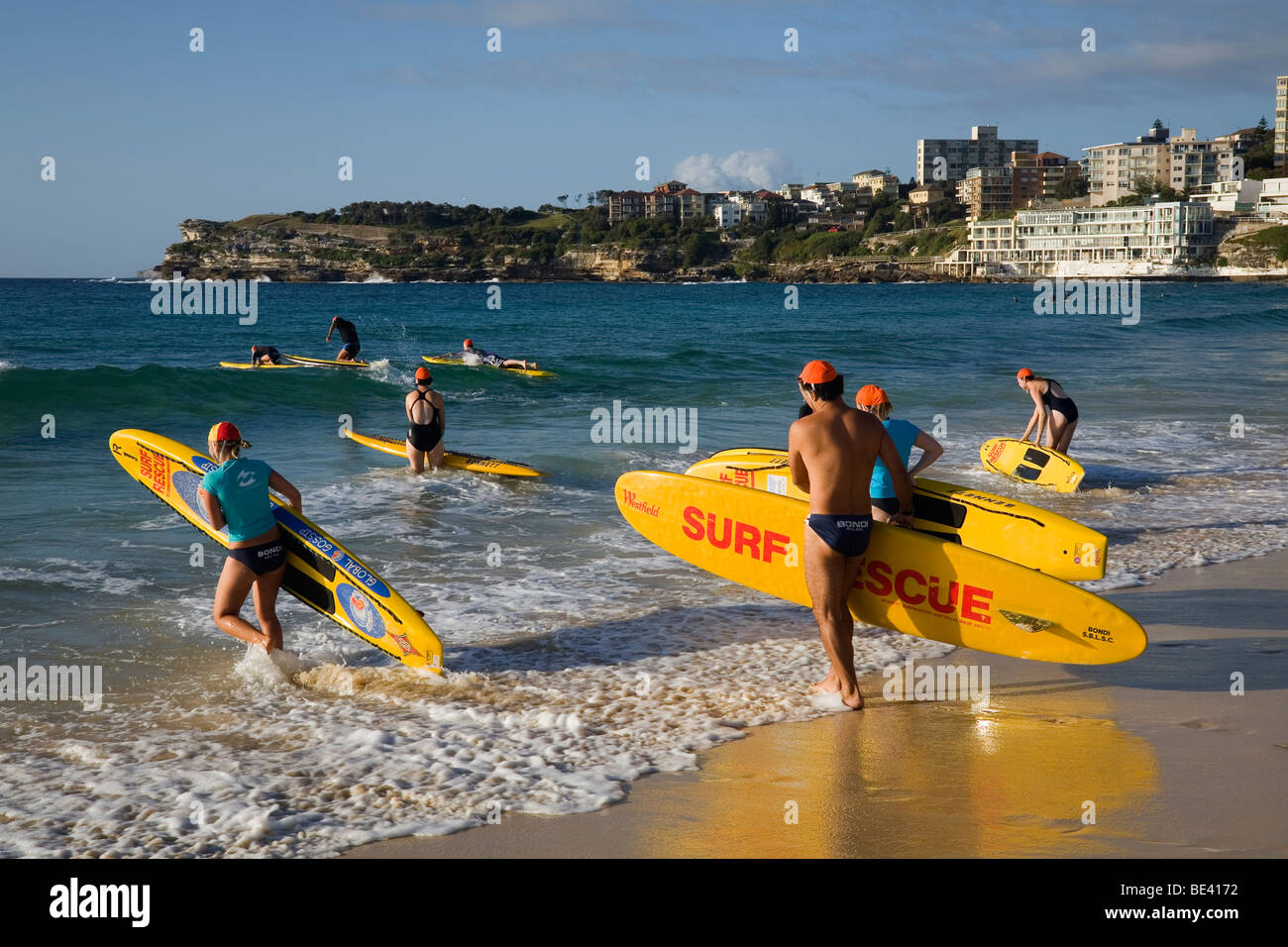 Rettungsschwimmer, die Ausbildung in der Brandung am Bondi Beach. Sydney, New South Wales, Australien Stockfoto