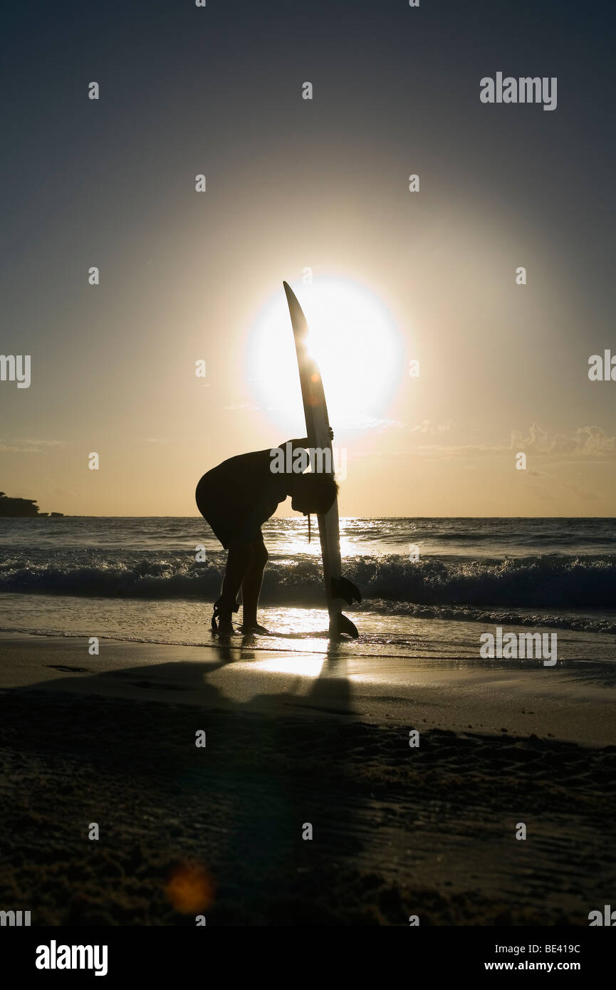 Ein Surfer mit Surfbrett am Strand stehen.  Bondi Beach. Sydney, New South Wales, Australien Stockfoto