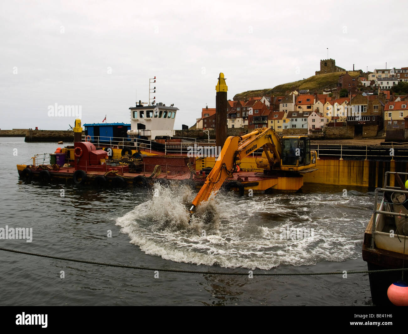 Die Baggerarbeiten System im Hafen von Whitby aufgeteilt Trichter Barge "Whitbys" und Ausgrabung Ponton "Gegen" Stockfoto