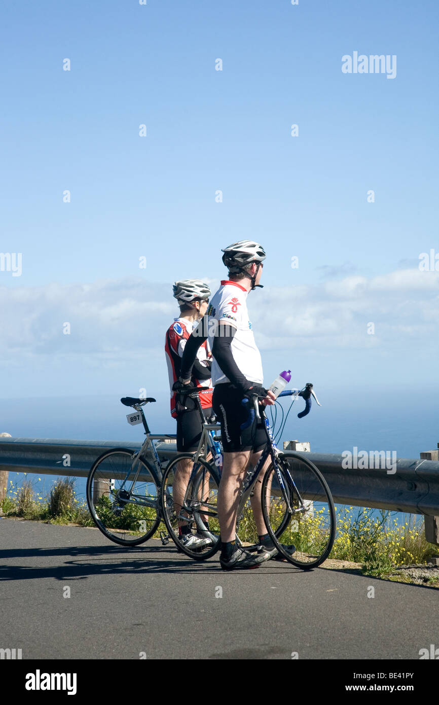 Zwei Radfahrer mit Blick auf Ansicht Stockfoto