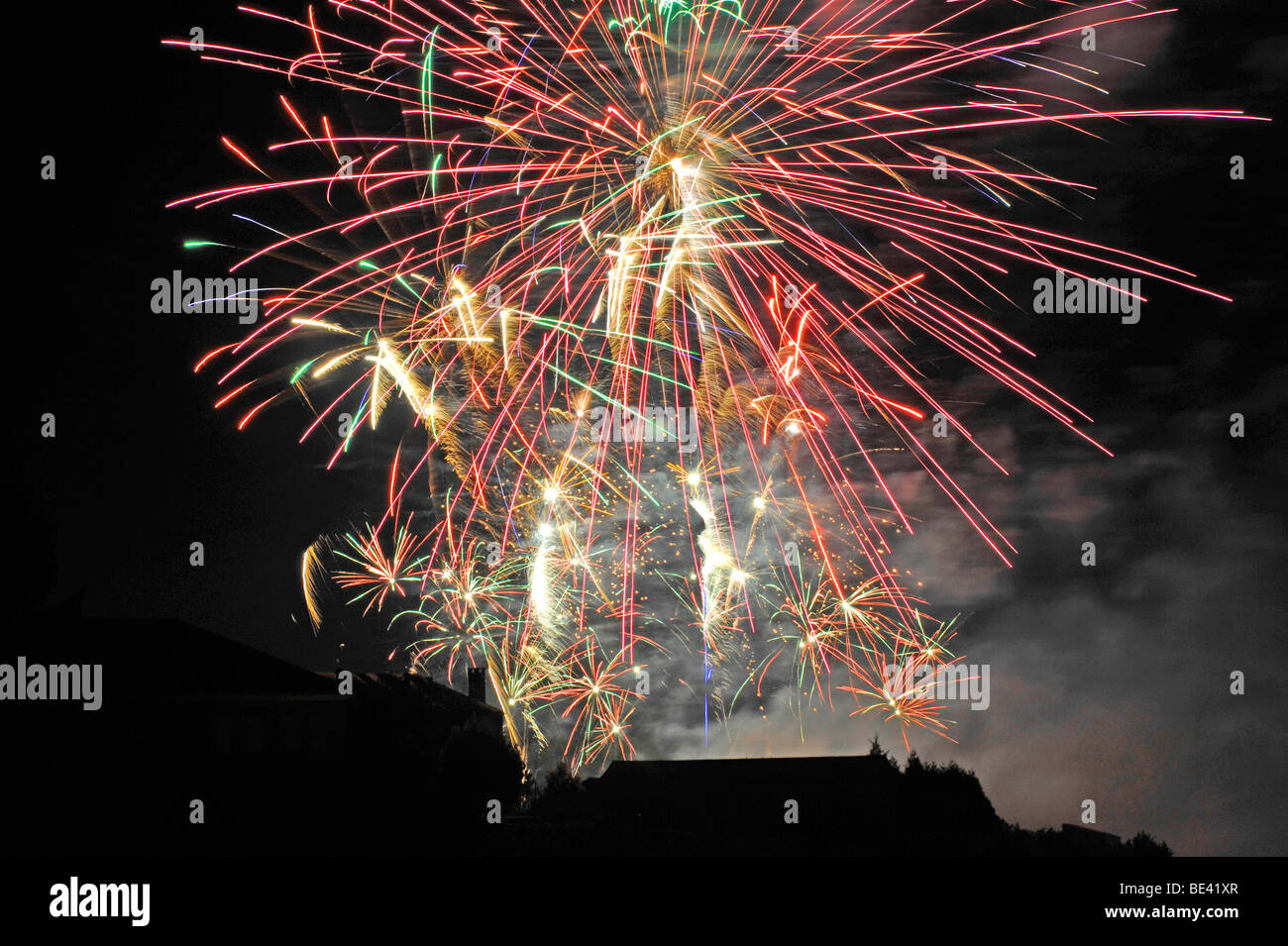 Bastille Day Feuerwerk Feier in Parthenay, Frankreich Stockfoto
