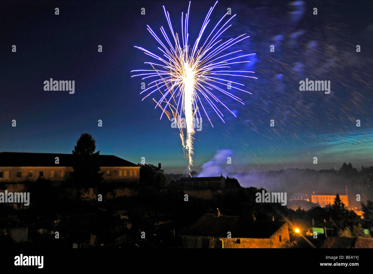 Bastille Day Feuerwerk Feier in Parthenay, Frankreich Stockfoto