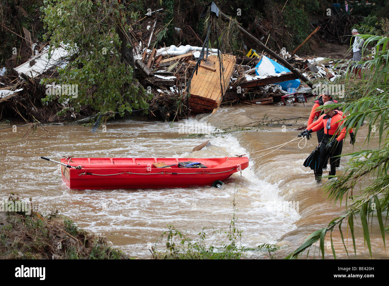 Search and Rescue Team auf angeschwollenen Fluss, folgende Überschwemmungen in der Nähe von St Maxime, Provence, Südfrankreich. Stockfoto
