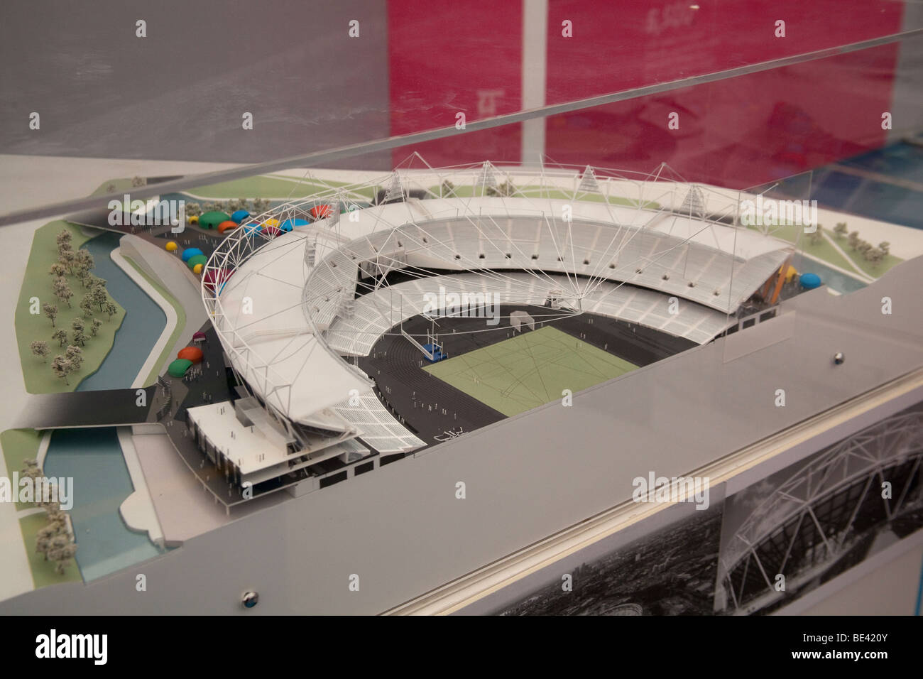 Scale Modell des London 2012 Olympische Stadion auf dem Display an das Score Center Leyton, London, England. Stockfoto