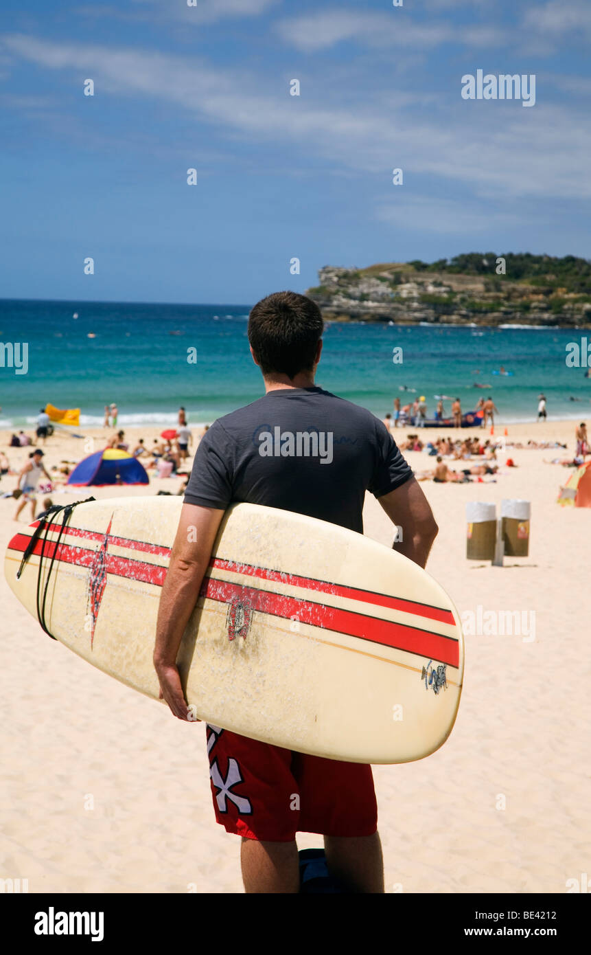 Eine Surfer blickt auf Bondi Beach. Sydney, New South Wales, Australien Stockfoto