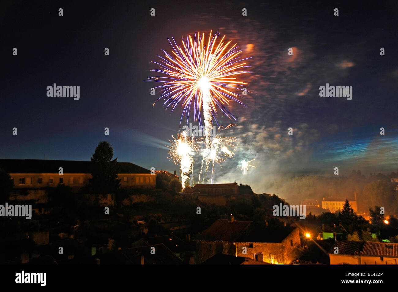 Bastille Day Feuerwerk Feier in Parthenay, Frankreich Stockfoto