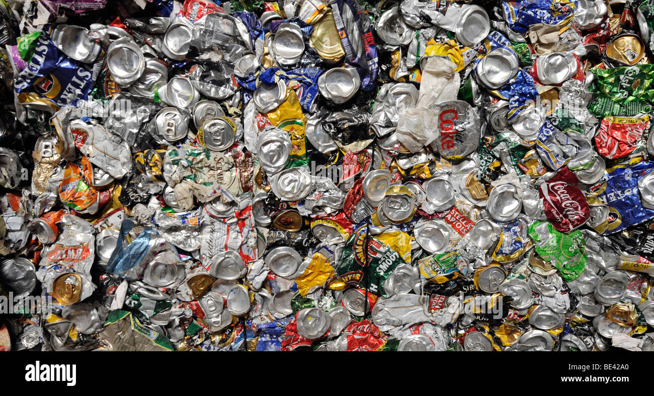 ZERKLEINERTE ALUMINIUM GETRÄNKE DOSEN ABGEBILDET AUF EINE RECYCLING-ANLAGE Stockfoto