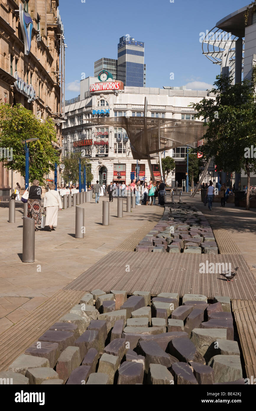 Corporation Street, Manchester, England, Vereinigtes Königreich, Europa. Künstlichen Bach mit Steinen in Exchange Square im Zentrum Stadt. Stockfoto