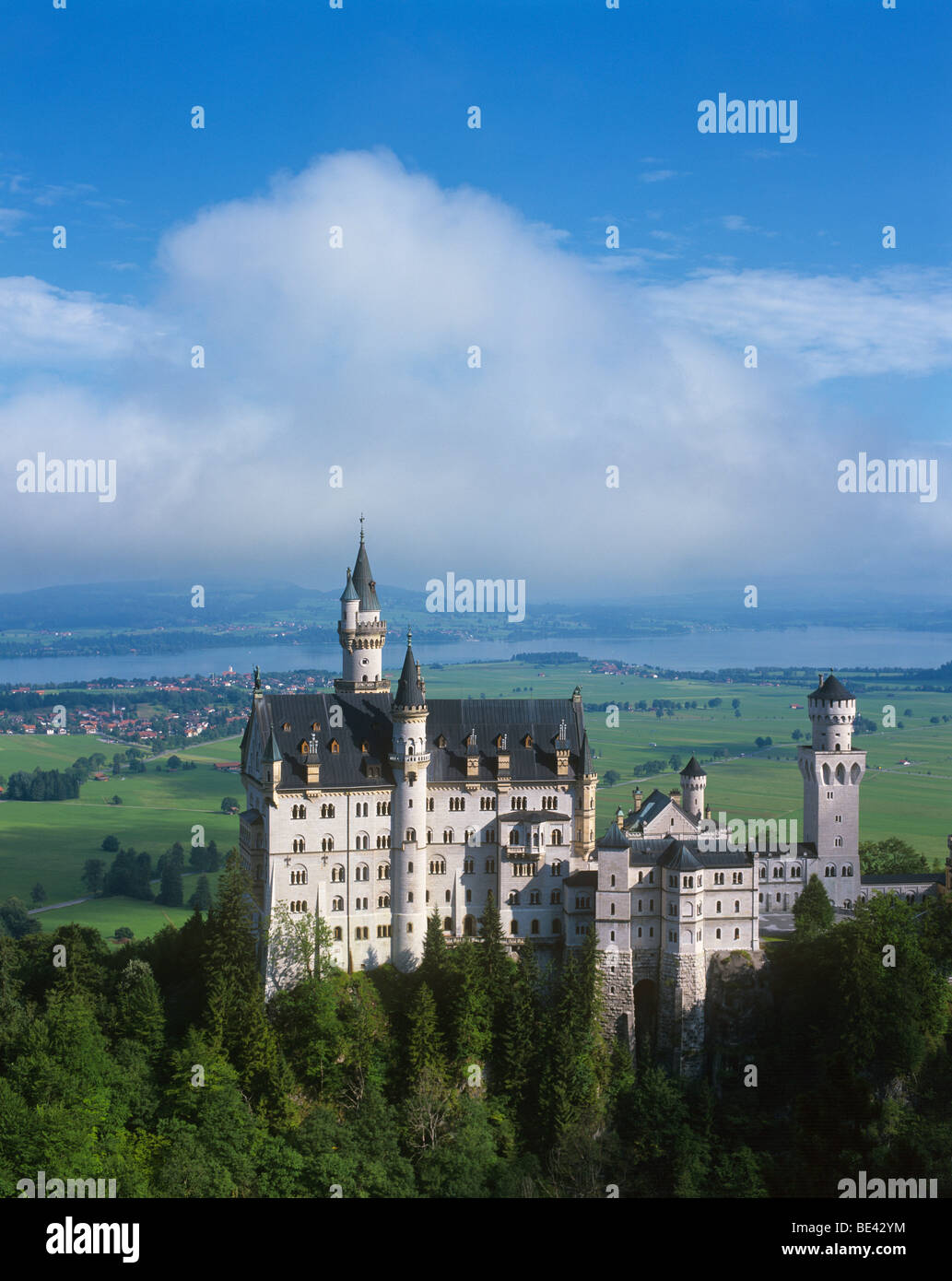 Deutschland, Bayern, Hohenschwangau; Blick auf das Schloss Neuschwanstein von der Marienbrücke aus gesehen Stockfoto