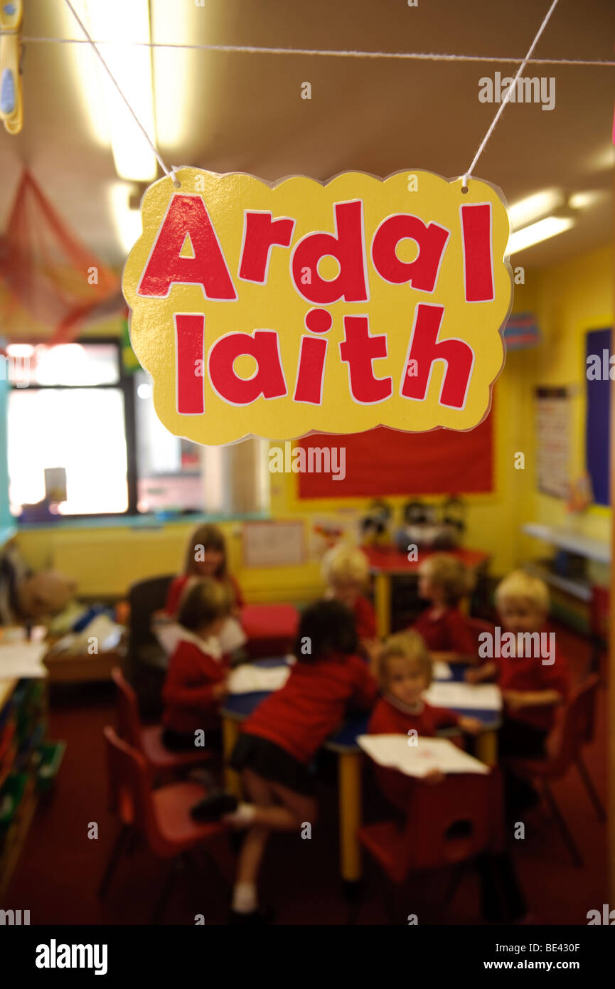 kleinen Kindern in einem Klassenzimmer 'Ardal Iaith' - Sprache Zone - in einer walisischen mittlere Grundschule, Wales UK Stockfoto