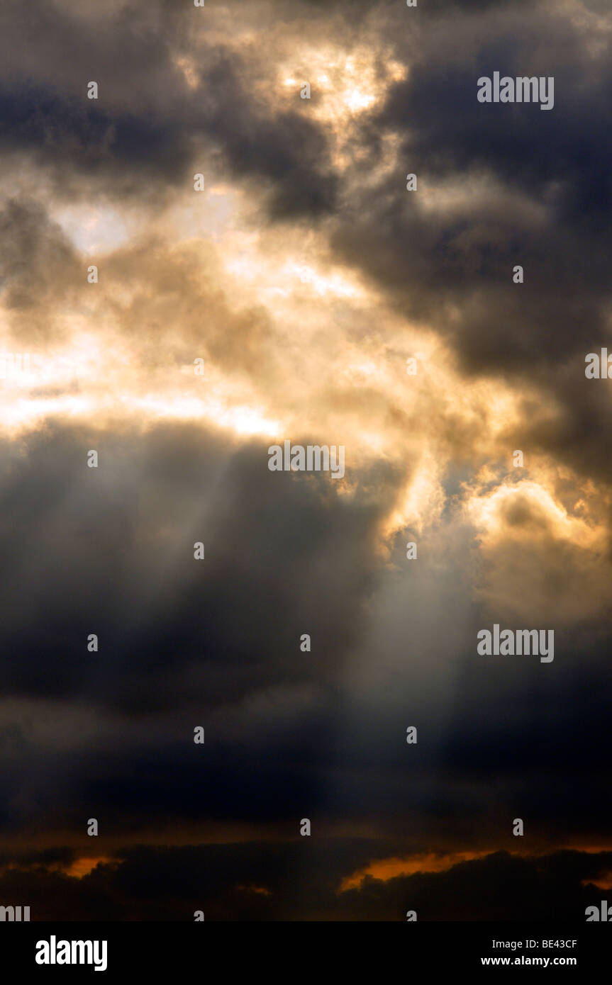 Stürmischer Himmel mit Sonne bricht durch die Wolken Stockfoto