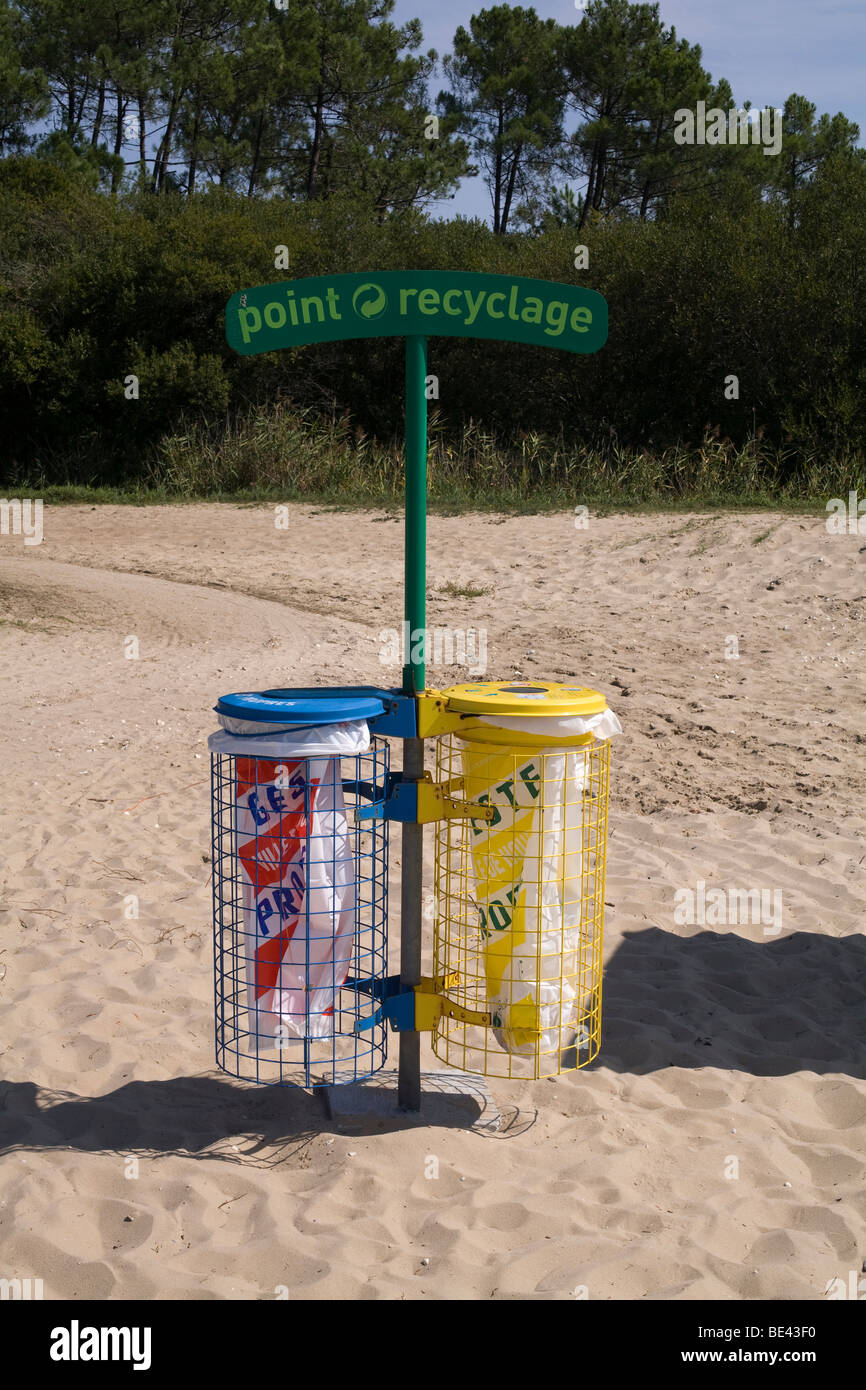 Recylce Behälter am See Seite Strand von Hourtin Port in der Region Médoc Ozean von Bordeaux in Frankreich Stockfoto