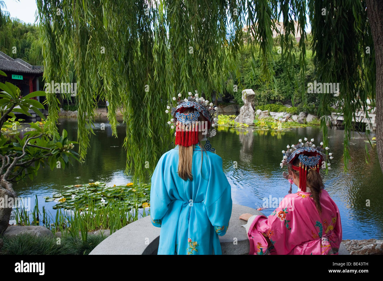 Besucher in chinesische Kostüm an der Chinese Garden of Friendship gekleidet in Darling Harbour. Sydney, New South Wales, Australien Stockfoto