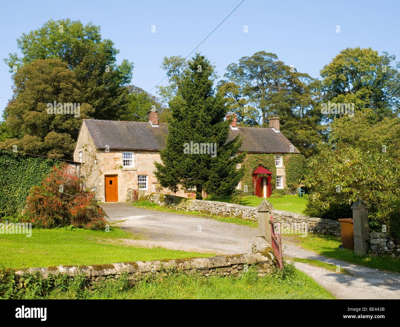Ein ziemlich Steinhaus direkt vor dem Dorf Hartington im Peak District Derbyshire England UK Stockfoto