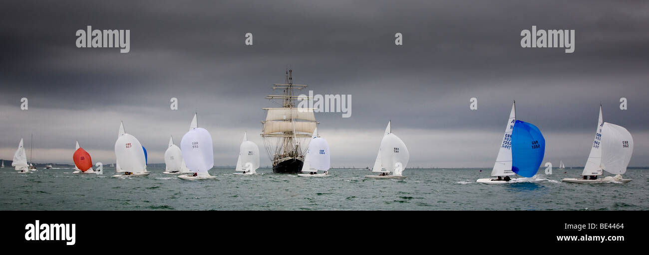 Spinnaker-Jolle Großsegler Entwicklung voraus Modernisierung manipuliert Segeln alte neue moderne große Fortschritte kleinen schnell langsamen Platz Stockfoto