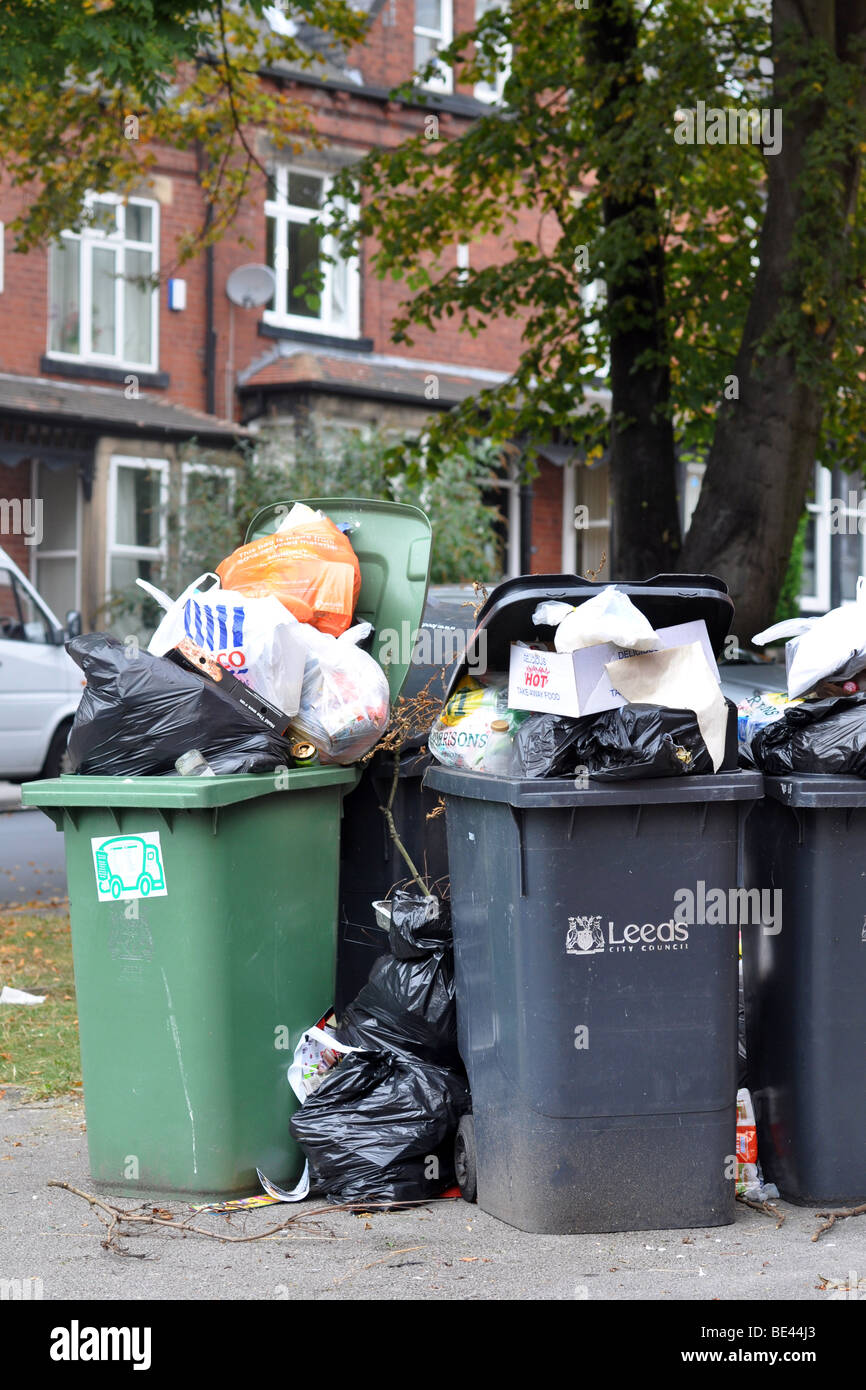 Leeds Bin Streik, verweigern Müll Haufen sich in Kästen und auf den Straßen von Leeds aufgrund des Streiks der Rat Sammler. Stockfoto
