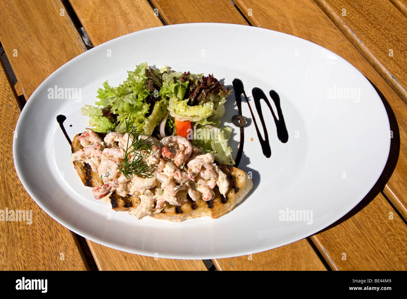 Typische offene konfrontiert norwegische Sandwich mit Krabbensalat und Grüns. Stockfoto