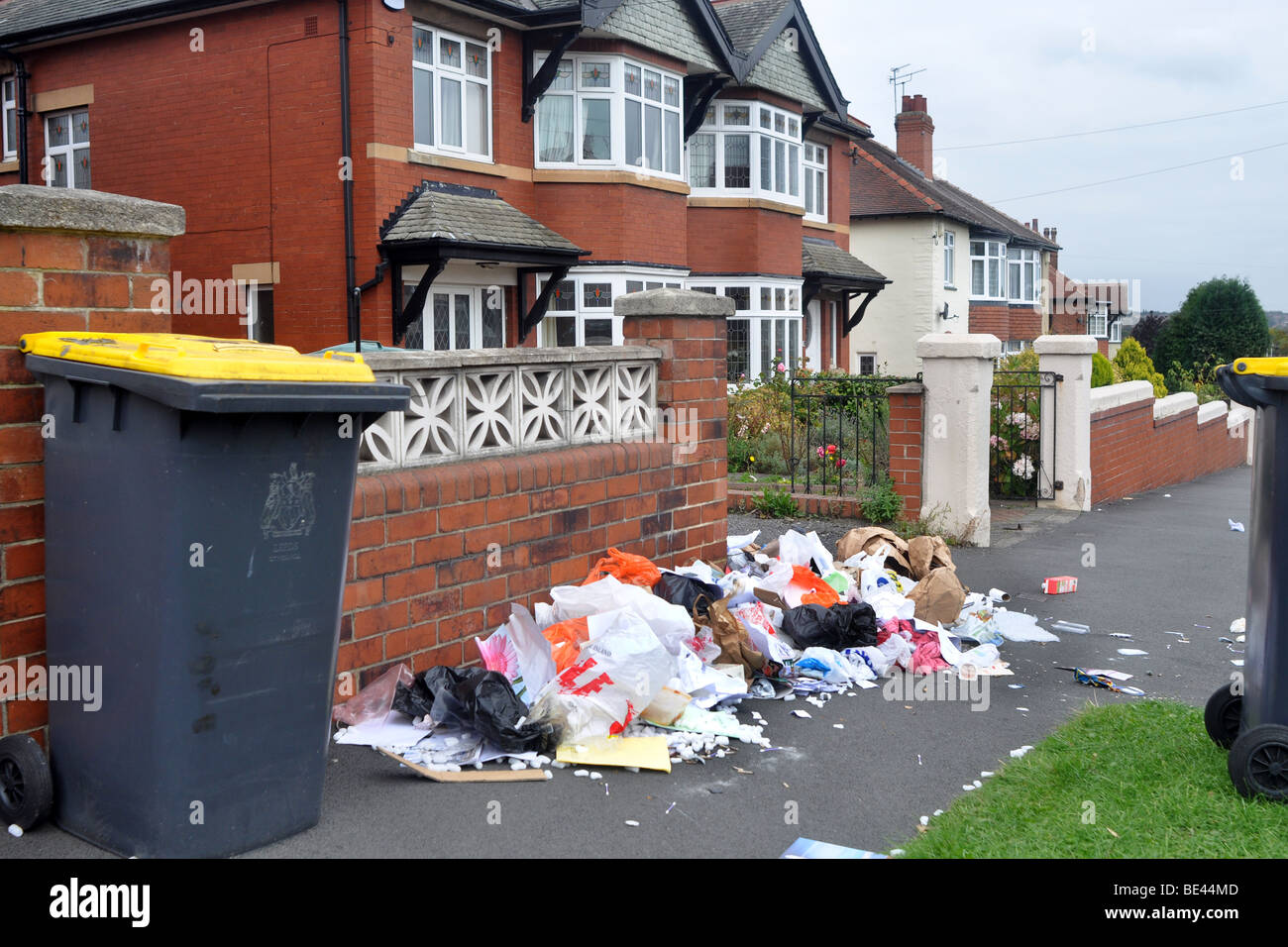 Leeds Bin Streik, verweigern Müll Haufen sich in Kästen und auf den Straßen von Leeds aufgrund des Streiks der Rat Sammler. Stockfoto