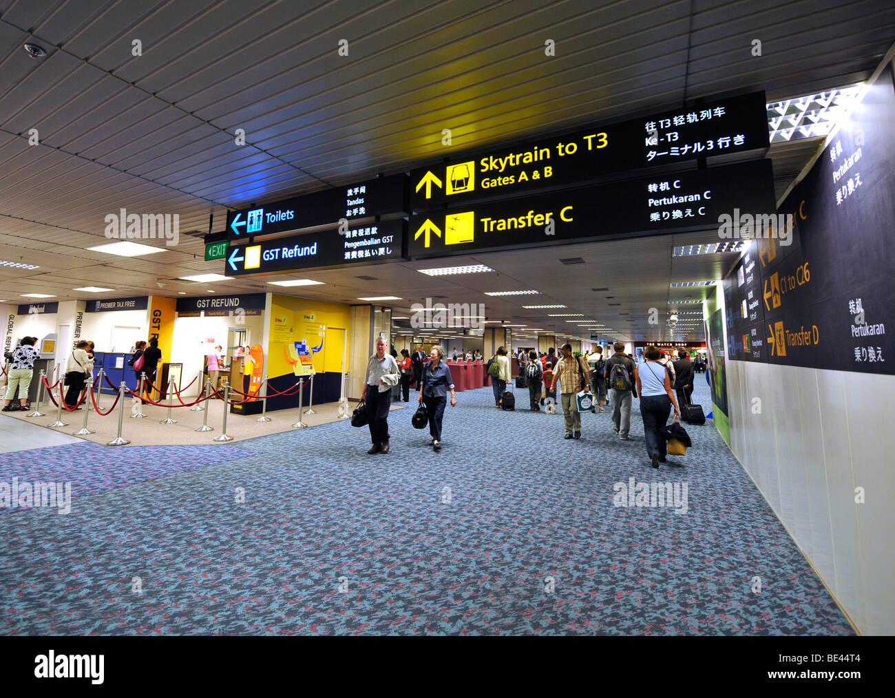 Passagiere, die zu Fuß durch den Wartebereich in Richtung boarding Gates, Singapore Changi International Airport, Singapur, Asien Stockfoto