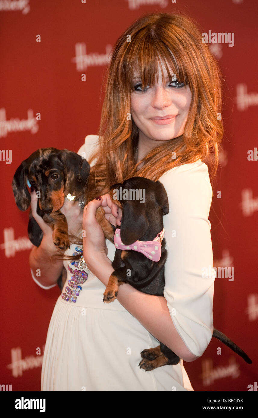 Mischa Barton nimmt an einem Fototermin um Harrods Sommerschlussverkauf 2009 öffnen Stockfoto