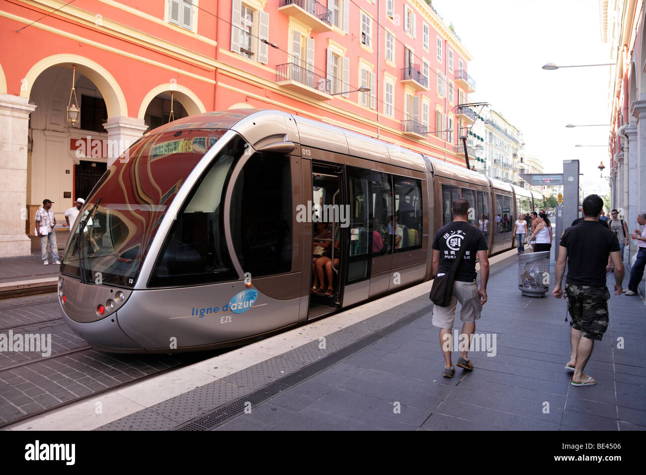 Straßenbahn an der Place Massena Haltestelle das öffentliche System läuft seit November 2007 Nizza, Südfrankreich Stockfoto