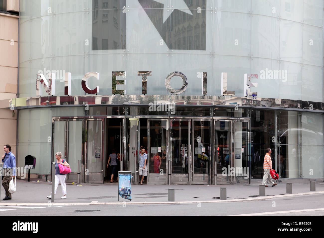 außen schön Etoile ein Einkaufszentrum in der Stadt entlang der Avenue Jean Medecin Nizza, Südfrankreich Stockfoto