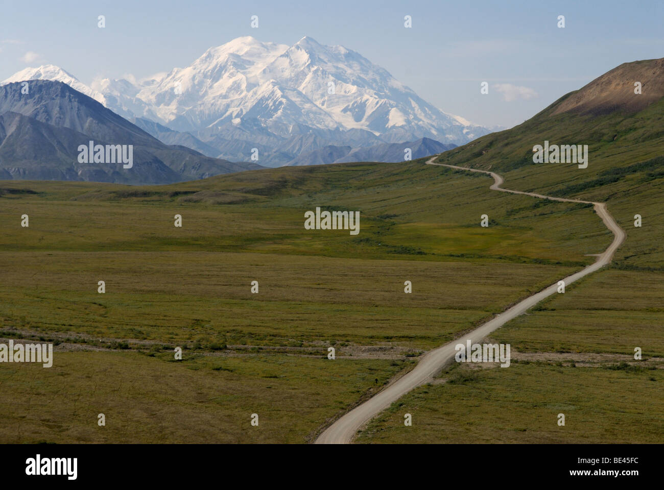 Mt. McKinley, Denali National Park mit der Parkstraße. Stockfoto