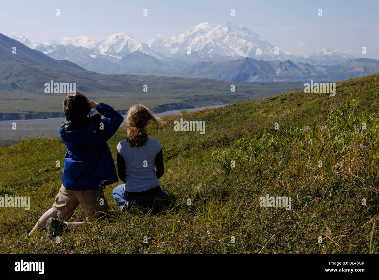 Jungen und Mädchen Blick auf Mt McKinley Denali Nationalpark, Alaska Stockfoto