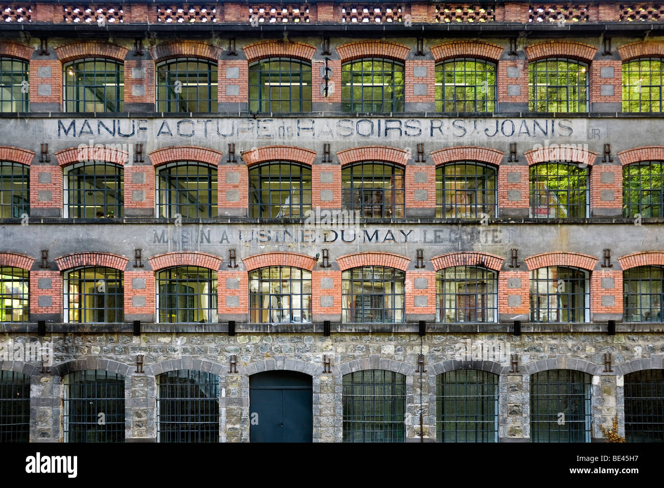 Eine stillgelegte Besteck Fabrik befindet sich in den Fabriken Tal, in Thiers (Puy de Dôme - Frankreich). Ancienne Coutellerie À Thiers. Stockfoto