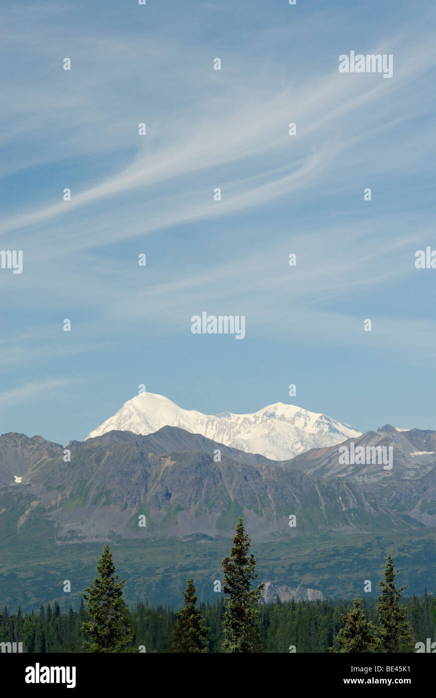 Mt McKinley Nord und Süd Gipfel aus dem George Parks Highway betrachtet Stockfoto