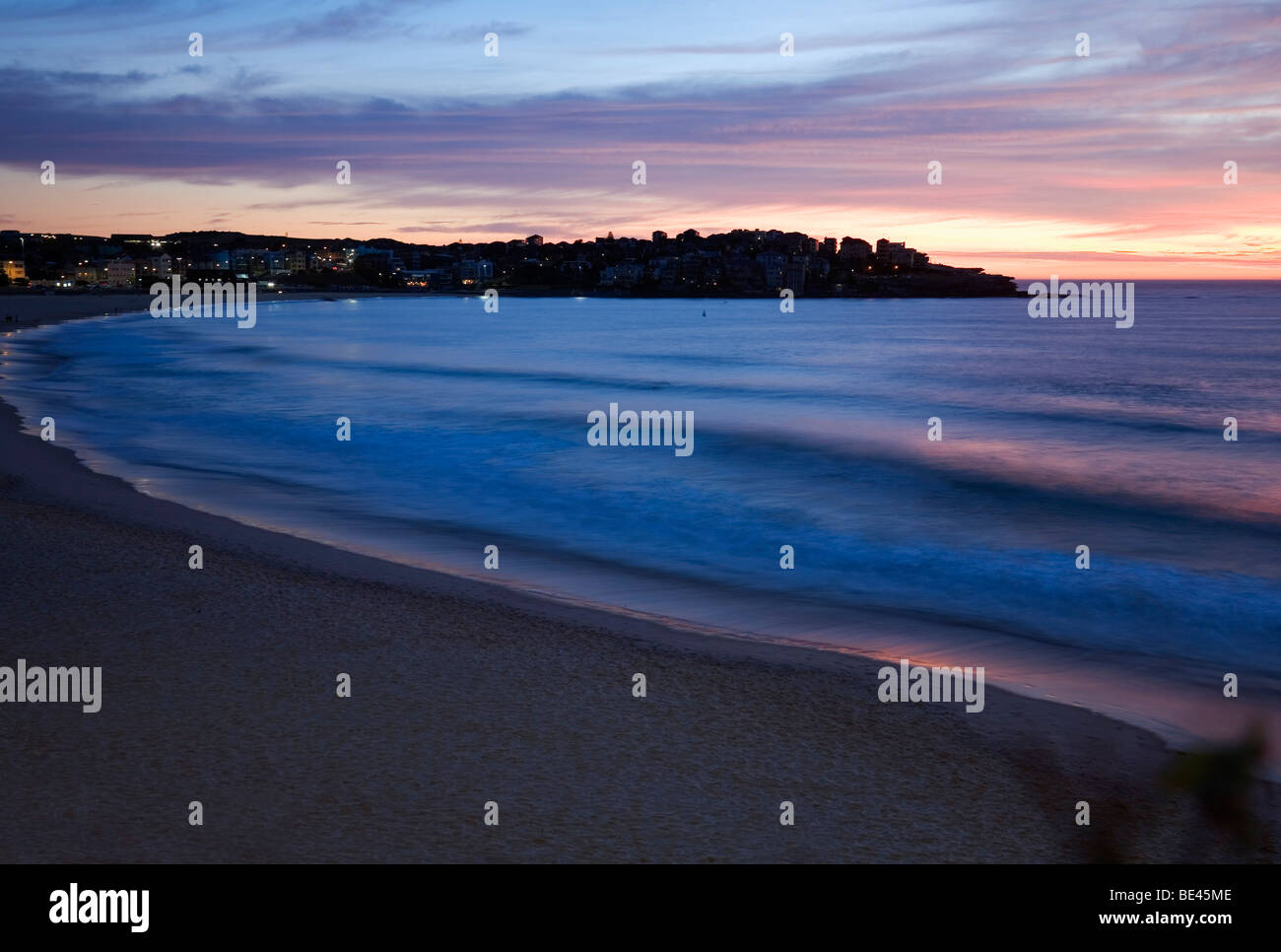 Blick entlang der Bondi Beach in der Morgendämmerung. Sydney, New South Wales, Australien Stockfoto