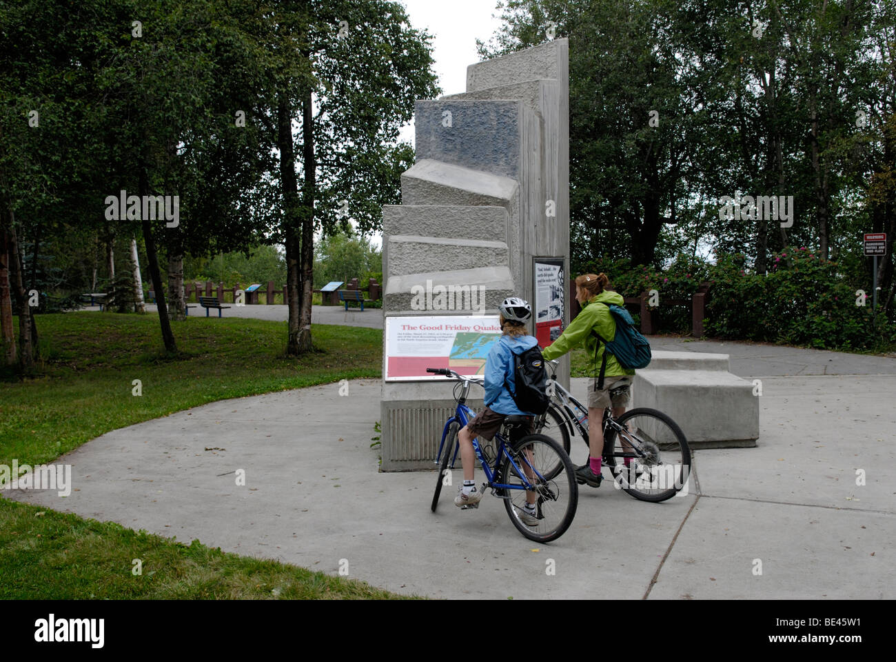 Mutter und Tochter-Lesung-Denkmal am Erdbeben Park, entlang der Küsten Trail Anchorage, Alaska. Stockfoto