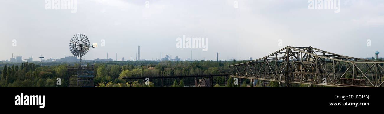 Panoramablick von Industriegebieten in Duisburg, Ruhrgebiet, Deutschland Stockfoto