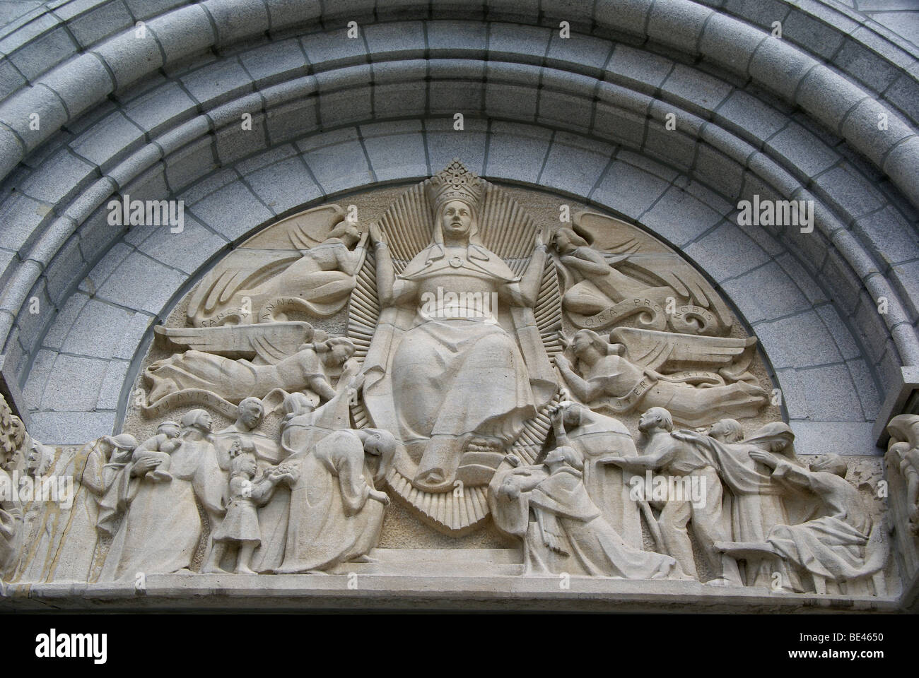 Relief über dem Eingang in die Basilika Ste-Anne-de-Beaupré, Basilika, die entlang dem Sankt-Lorenz-Strom in Quebec Stockfoto