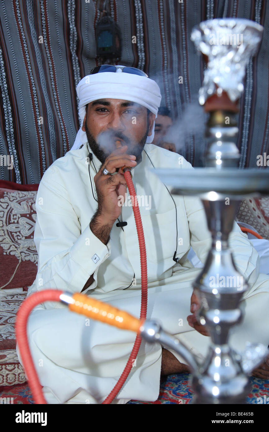 Arabische Shisha Pfeife rauchen Stockfotografie Alamy