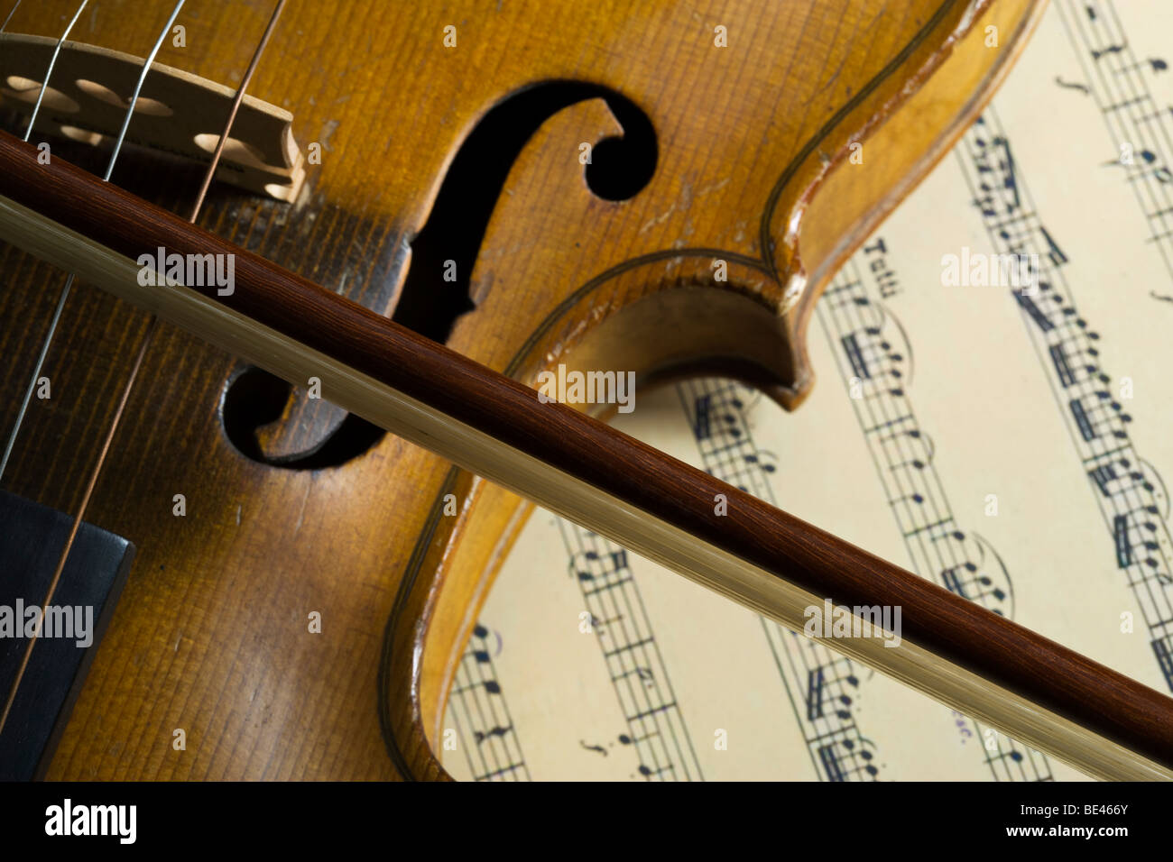 Nahaufnahme von Violine und Bogen zu den Noten von Mozart Stockfoto