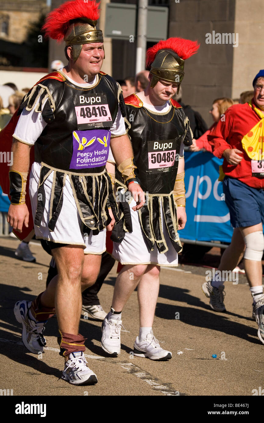 Männer tragen römischer Soldat Stil Fancy Dress Kostüme zu beteiligen, der die 2009 Bupa Great North Run. Stockfoto