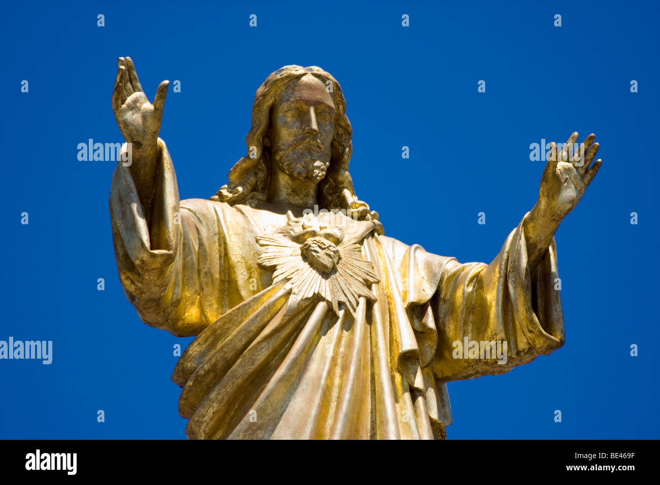 Goldene Statue von Jesus Christus, umgeben von blauen Himmel bei der "Heiligtum der Muttergottes von Fatima" in Fatima, Portugal. Stockfoto